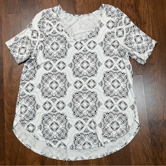 Maurice’s short sleeve top bundle size 1 - Picture 3 of 5